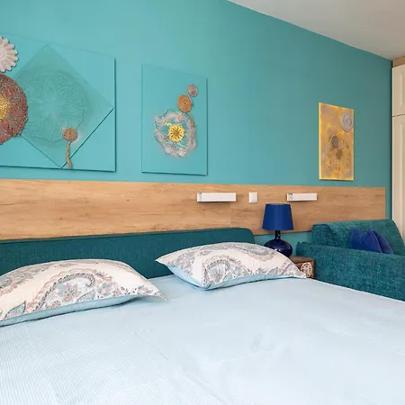 Turquoise Apartment *
